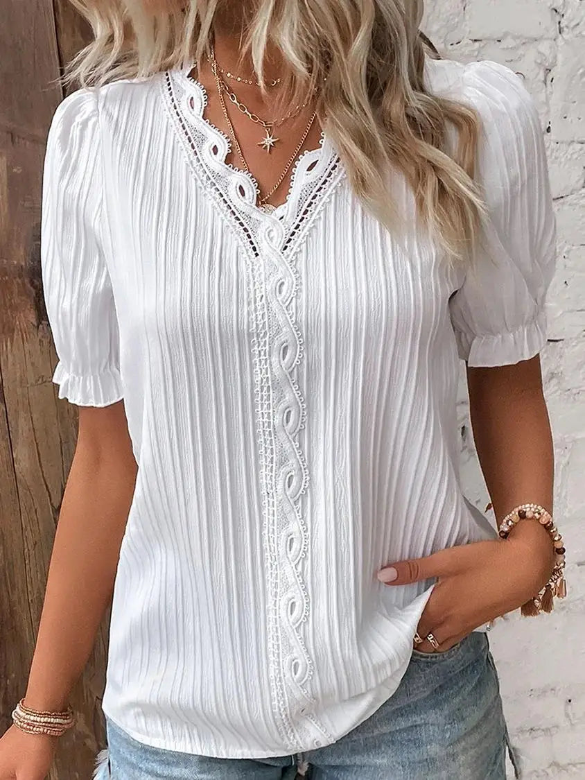 Mira – Feminine top with lace details