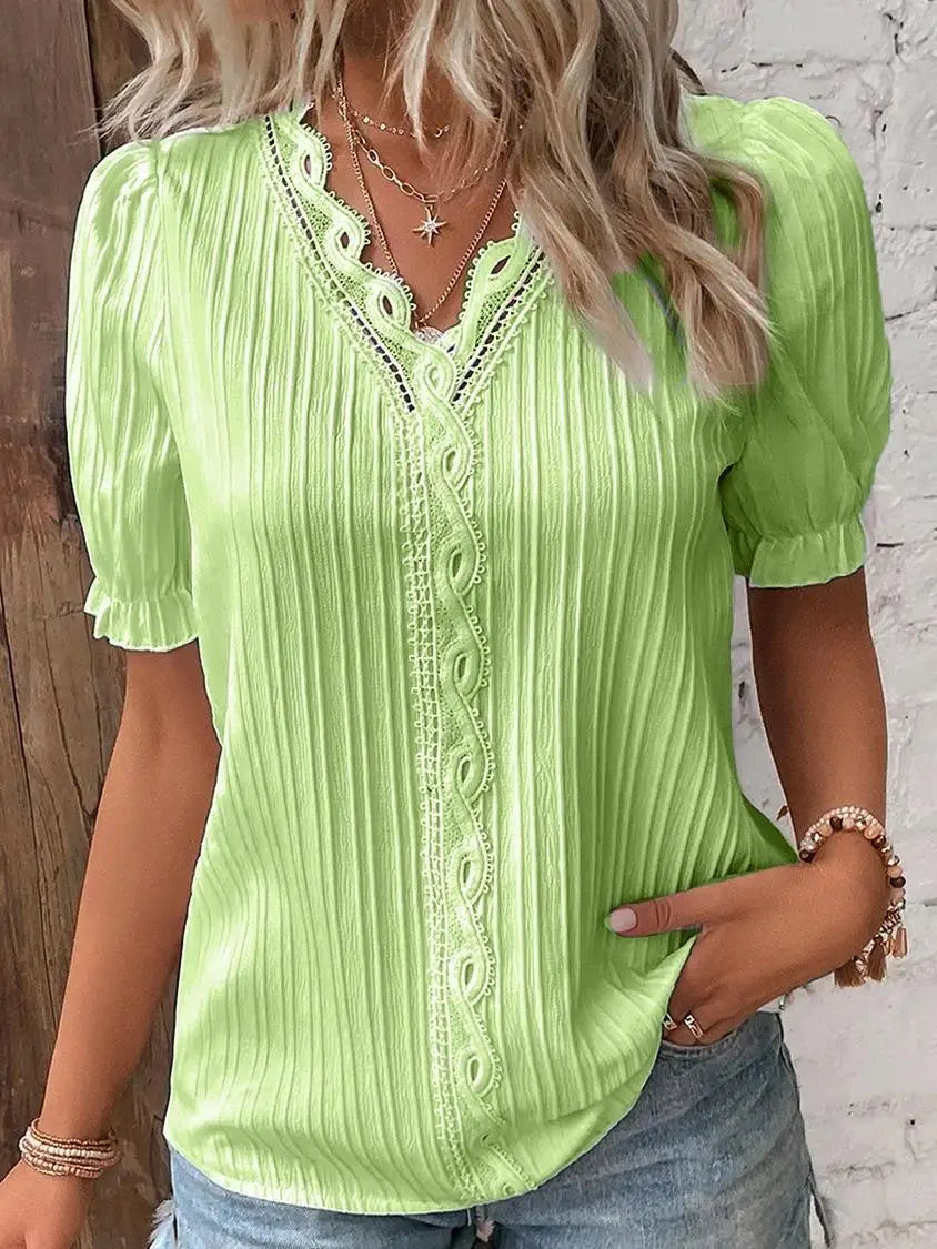 Mira – Feminine top with lace details