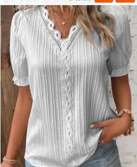Mira – Feminine top with lace details